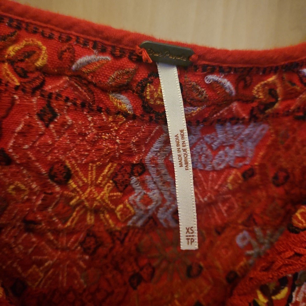 Free People Lohri Red Embroidered Sleeveless Tie Front Blouse XS Hippie Boho - Picture 4 of 4